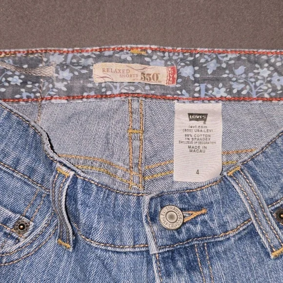 Levi's 550 Relaxed Cutoff Denim Shorts with Floral Waistband Lining Size 4 - Picture 2 of 3